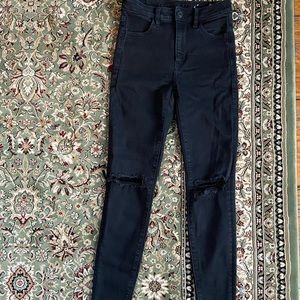 American Eagle Super High Rise Jegging Distressed Knees in Black size 2R